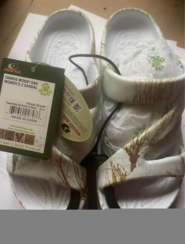 * MOVING cash only* PtboDawgs winter brush z sandals *cash only  in Women's - Shoes in Peterborough - Image 3