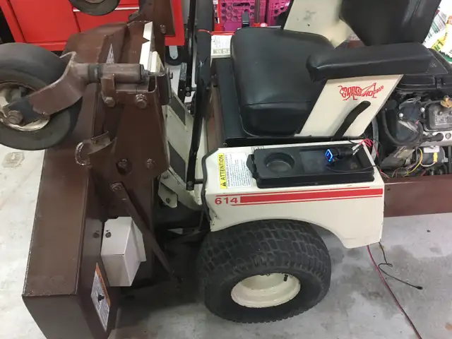 Tracteur à gazon in Lawnmowers & Leaf Blowers in Granby - Image 4