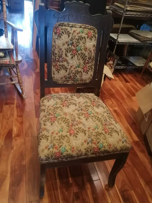 Antique chair  in Chairs & Recliners in City of Toronto