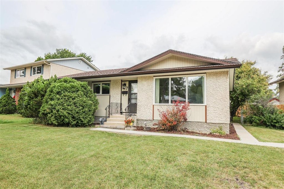 **3.5 Beds 2 Baths Plus Den House For Rent In Waverley Heights** 2