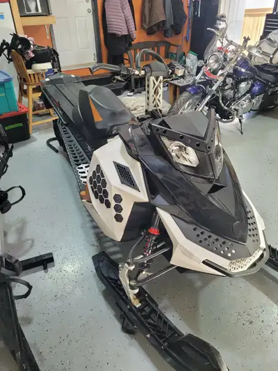 2011 Ski-doo Su.mmit E-TEC 800 cc 154 track. Good condition, low kms (2397 kms), senior driven. Move...