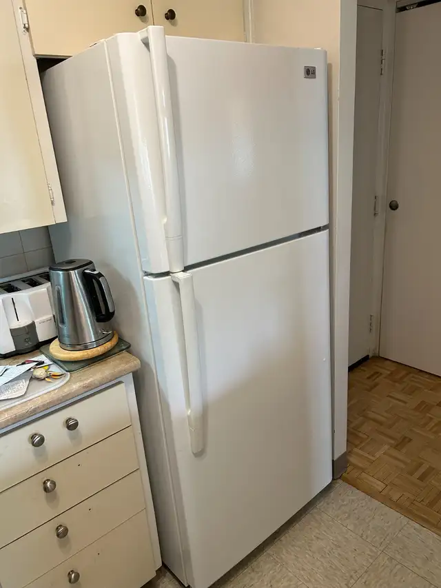 LG Fridge for sale in Refrigerators in City of Montréal - Image 2