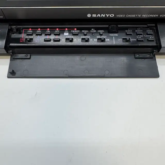 Sanyo VCR 4035 SuperBeta Betamax Video Cassette Recorder in General Electronics in City of Toronto - Image 6