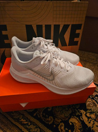 Nike, womens, white running shoe 9.5