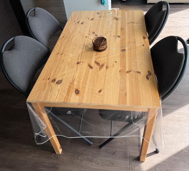 ikea table and Costco chairs (dining table set) dans Mobilier de salle à manger et cuisine  à Ville de Montréal