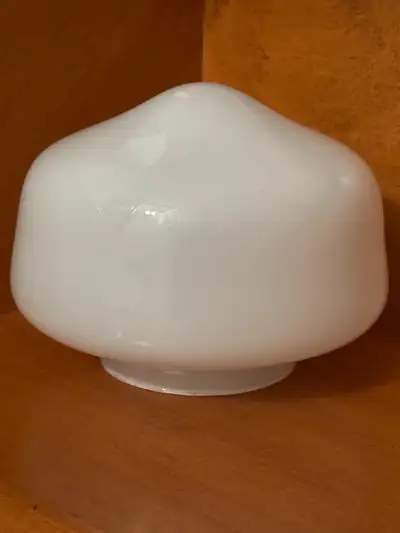 Dimensions: Diamètre: 5,75" (de l’ouverture = 3”), Hauteur: 4,5". Joli petit Globe Vintage, en Verre...
