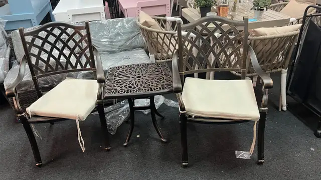 3pc cast aluminum table chairs patio set in Patio & Garden Furniture in Markham / York Region - Image 2