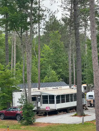 Roulotte avec véranda et terrain au Camping Lac Vert à Val-des-Bois. Possibilité de vendre roulotte...