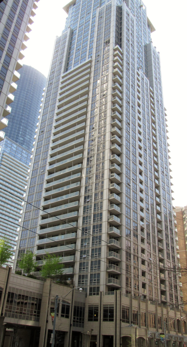 Dntwn. Toronto, Bay St. at College Park-June/1st (Gay Male) in Room Rentals & Roommates in City of Toronto