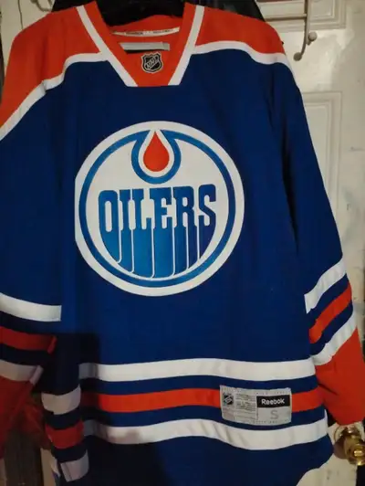 Also throw in oilkings signed Jersey you can't lose great as new cond