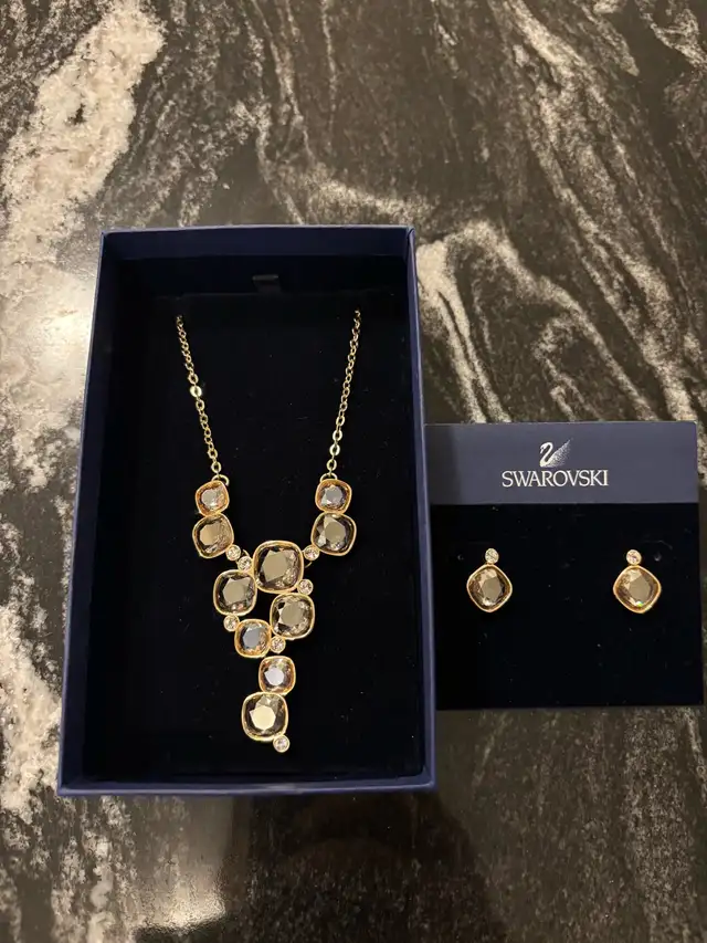 Swarovski Necklace and Earrings in Jewellery & Watches in Barrie - Image 6