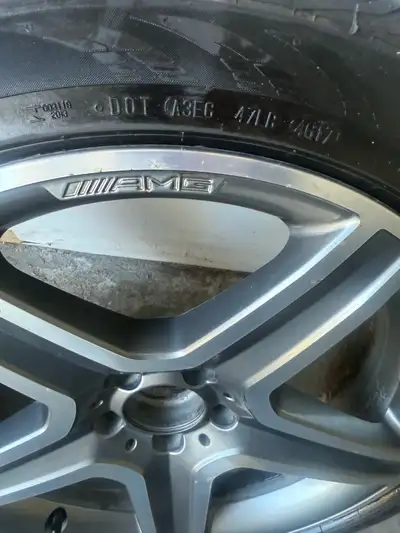 Je vends un ensemble de roues Mercedes AMG avec pneus Continental, idéales pour rehausser l'apparenc...