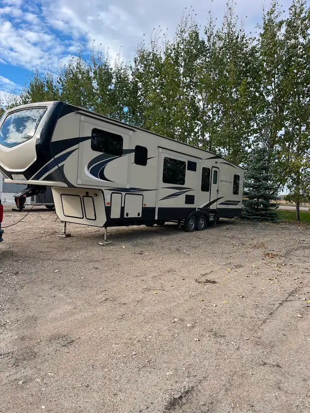 2018 Montana 374FL 5th Wheel Camper in Travel Trailers & Campers in Regina - Image 2