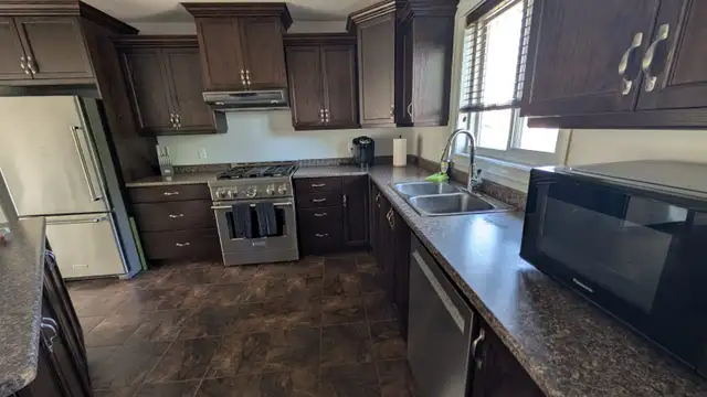 5 Bedroom Crew House in Chelmsford in Ontario in Canada - Image 8
