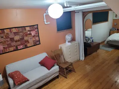 Cozy studio, beautifully furnished, in basement of duplex, walking distance to Villa Maria metro, qu...