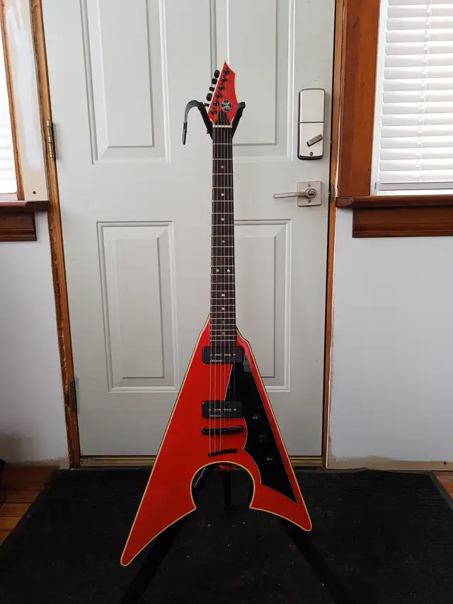 Axl Jacknife flying V in Guitars in Thunder Bay - Image 2