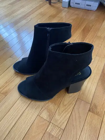 Women's black boots. Size 9.5., View more