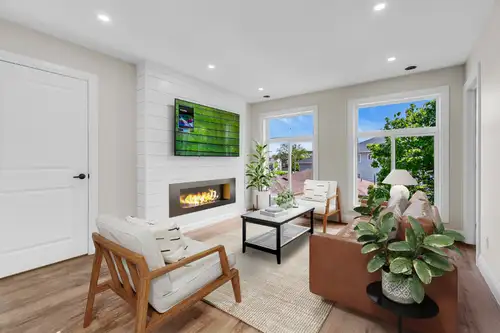 **1 ROOM LEFT, FEMALE-ONLY, STUDENT-ONLY UNIT Private Room + Ensuite Bath | All-Inclusive | 10-Min W...