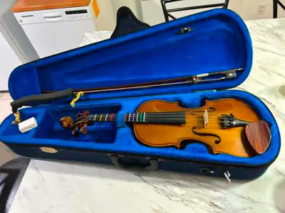 Violon 4/4 à vendre Veuillez contacter Pierre au (819) 244-5953 pour plus d'information.