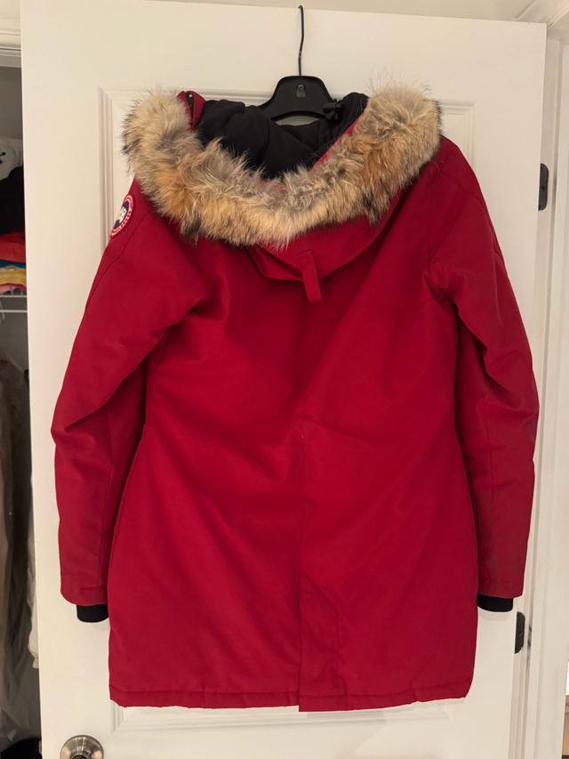 Canada Goose Jacket in Women's - Tops & Outerwear in Laval / North Shore - Image 4