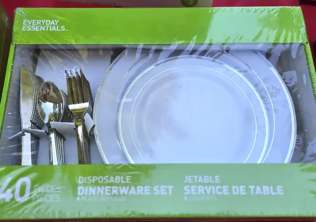 New 40 pc. Disposable Dinnerware Set431543458443438080