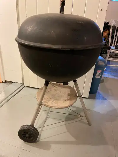 Big Weber grill. All the parts are there - hasn't been used in a while so the inside doesn't look ve...