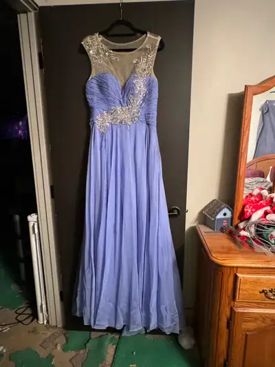 Very nice gown, wore once for NYE, don’t fit anymore so my loss is your gain. No alterations done an...