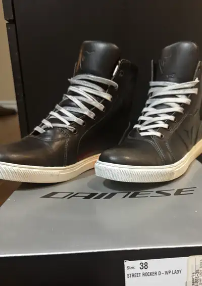 I'm selling a pair of like-new Dainese Street Rocker D-WP women's motorcycle boots in size US 6 / EU...
