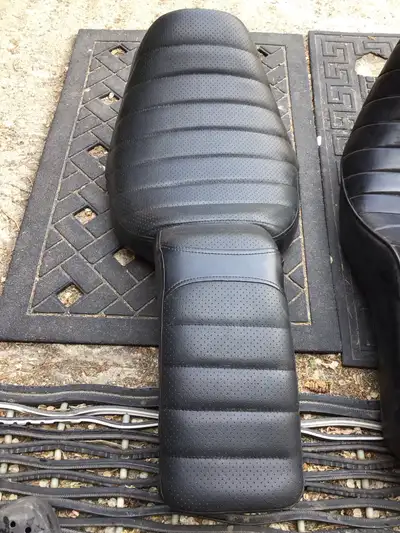 #1 1982-1994 Harley-Davidson FXR FXRS FXRT FXLR Seat $250CAD Nice reupholstery No tears No rips Nice...