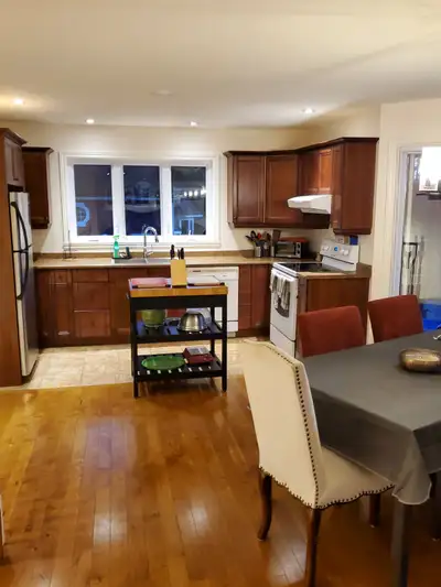 Disponible immédiatement. Maison à louer à Sainte-Adèle, très facile d'accès à seulement 1 minute de...