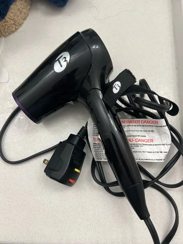T3 Featherweight Compact Folding Hair Dryer with Dual Voltage in Irons & Garment Steamers in Markham / York Region - Image 2