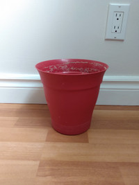 Pot rouge en plastique 