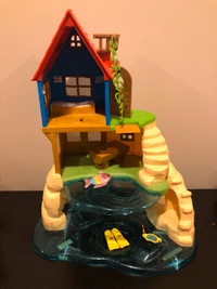 Calico Critters Beach house with accessories