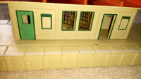 HORNBY DUBLO TRAIN STATIONS AND GRADE CROSSING (METAL)