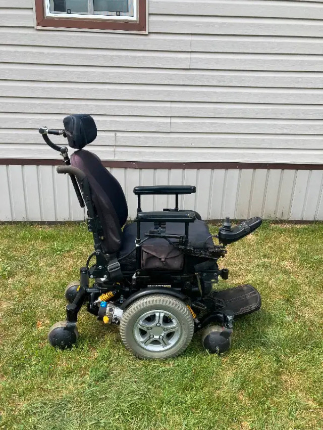 Pay it Forward Quantum 6000 Electric Wheel Chair!!! in Health & Special Needs in Owen Sound - Image 2