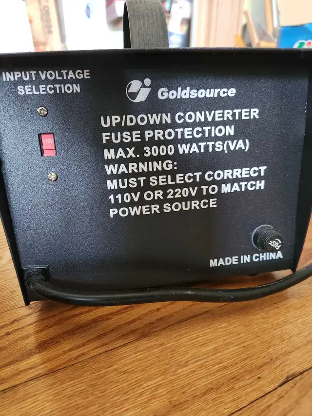 2-way 220/240v -110/120v voltage converter in General Electronics in City of Montréal - Image 5