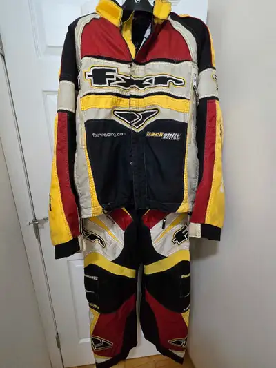 This is a used FXR men's snowsuit in size large. It's a great snowsuit for staying warm and protecte...