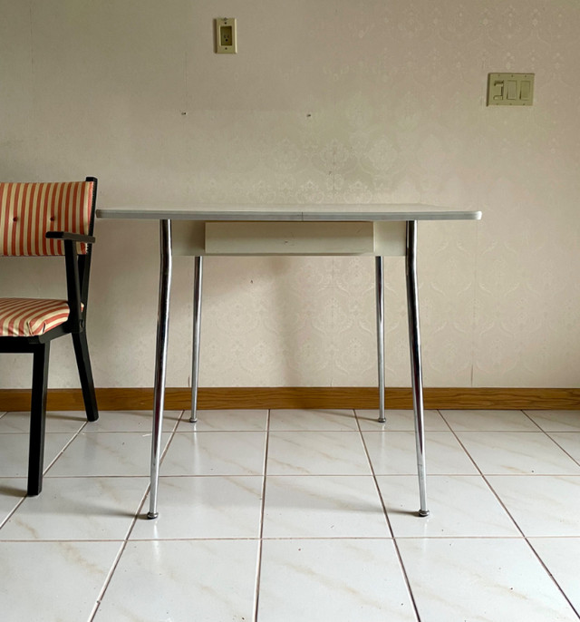 50s Formica Top Dining Table Vintage Chrome Legs Dovetail Drawer in Dining Tables & Sets in Winnipeg