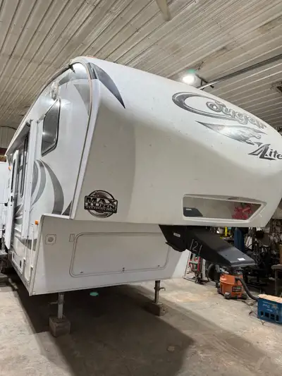 28SGS Lite 5th wheel. Unit has Polar Package, spacious design, queen bed, pull out couch bed, sleeps...
