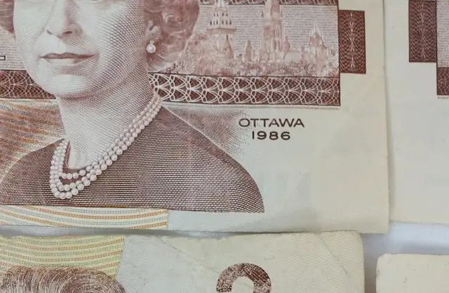 MORE RETIRED OLD CANADA PAPER MONEY - 6 TWWO DOLLAR BILLS 1986 in Arts & Collectibles in Mississauga / Peel Region - Image 3