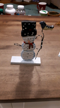 Decoration de Noel 
Bonhomme de neige avec oiseau
