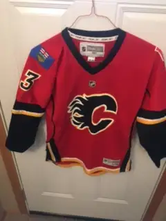 Calgary Flames #3 Phaneuf Jersey VG Condition - Size L Youth - Label RBK- Official Name Flags and nu...