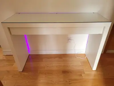 Bureau/coiffeuse Malm de Ikea avec éclairage LED Govee TBE, View more