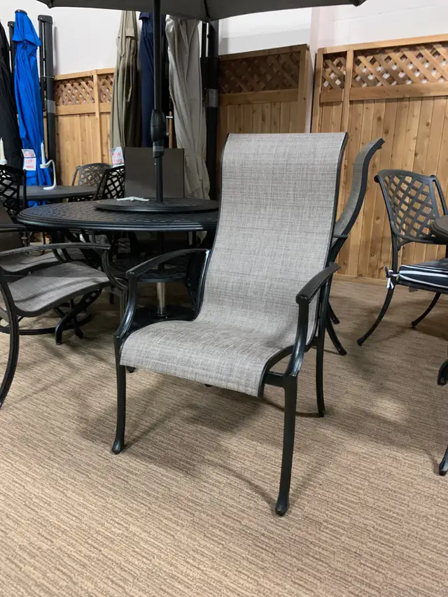 OUTDOOR LARGE ROUND ALUMINUM PATIO TABLE & 6 CHAIRS in Patio & Garden Furniture in Oakville / Halton Region - Image 4