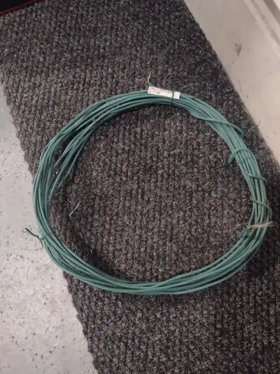 Balance de 45 pieds PVC gaine Verte Cable consists of 4 conductors (Red, Black, Yellow & Green) of 2...