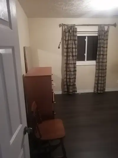 Beautiful room for rent in a beautiful neighbourhood. On the eastside of Owen-sound. Shared washroom...