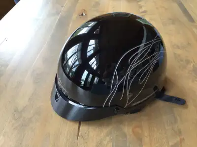 Casque Harley-Davidson pour femme. Lunettes ajustables. Grandeur XS En excellent état. Très peu util...
