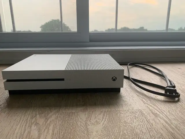 Xbox One S-2 manettes-2 jeux**Xbox One S-2 controllers-2 games in XBOX One in Laval / North Shore - Image 3