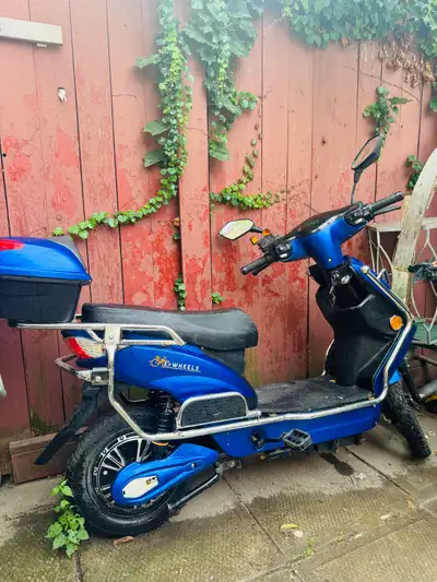 This pre-owned E-Wheels electric scooter is a reliable and eco-friendly ride, perfect for zipping ar...