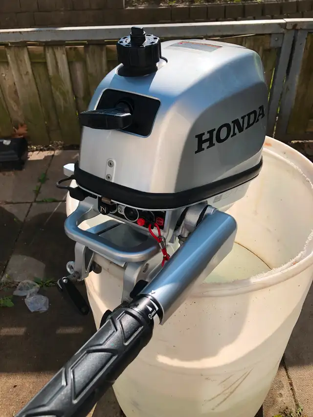 5 Hp Honda outboard 4 stroke Motor with 10 ft dingy boat in Powerboats & Motorboats in City of Toronto - Image 5